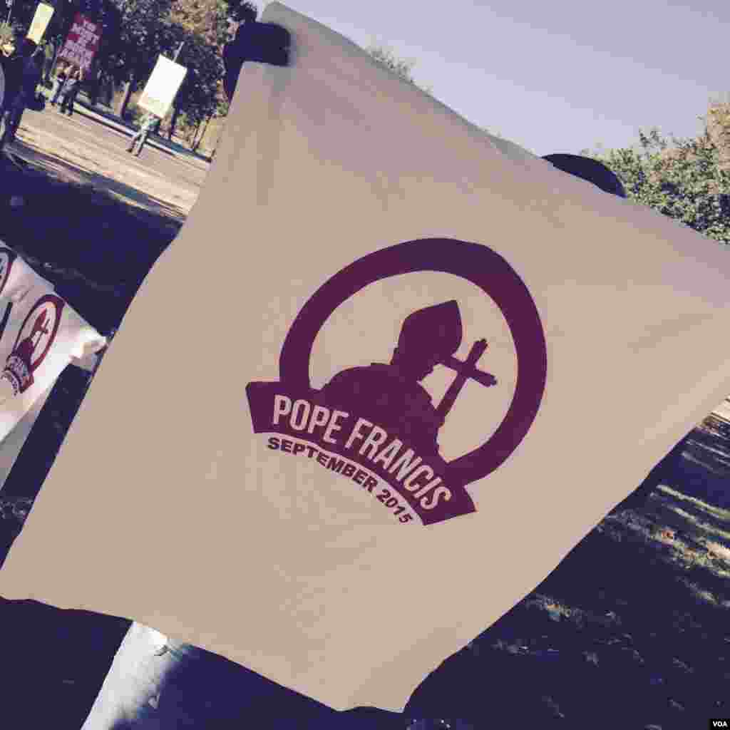 Vendedores de rua com recordações do Papa nos Estados Unidos