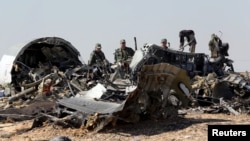 Les autorités russes sur les lieus du crash de l’avion russe, dans le Sinaï, 1er novembre 2015. Source: Reuters