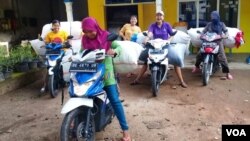 Ibu ibu pekerja sektor informal di Lampung yang juga akan terlindungi konvensi ini jika diratifikasi. (Foto:VOA/dok)