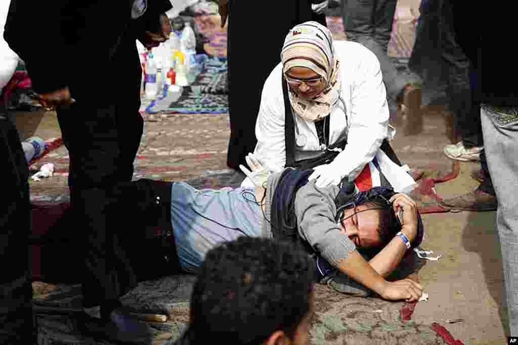 VOA - A doctor treats a protester on Tahrir Square, November 22, 2011. (Y. Weeks)