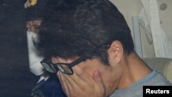Takahiro Shiraishi che mặt bên trong một xe cảnh sát ở Tokyo, ảnh do hãng tin Kyodo chụp vào tháng 11/2017 và được công bố ngày 15/12/2020.