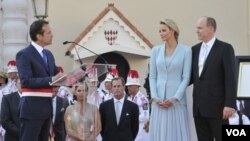 Walikota Monaco Georges Marsen (kiri) berbicara dengan Pangeran Albert II dan isterinya, Puteri Charlene setelah upacara pernikahan mereka hari ini (1/7).