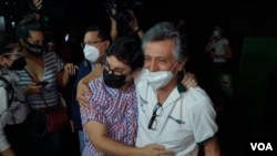 El dirigente opositor venezolano Freddy Guevara abraza a su padre, Freddy Guevara Romero, al llegar a su casa tras más de un mes preso. Foto Jackson Vodopija, VOA.