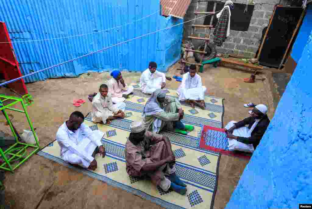 Waumini wakifuata masharti ya kutokaribiana wakisali Eid nyumbani mjini Nairobi, Kenya.