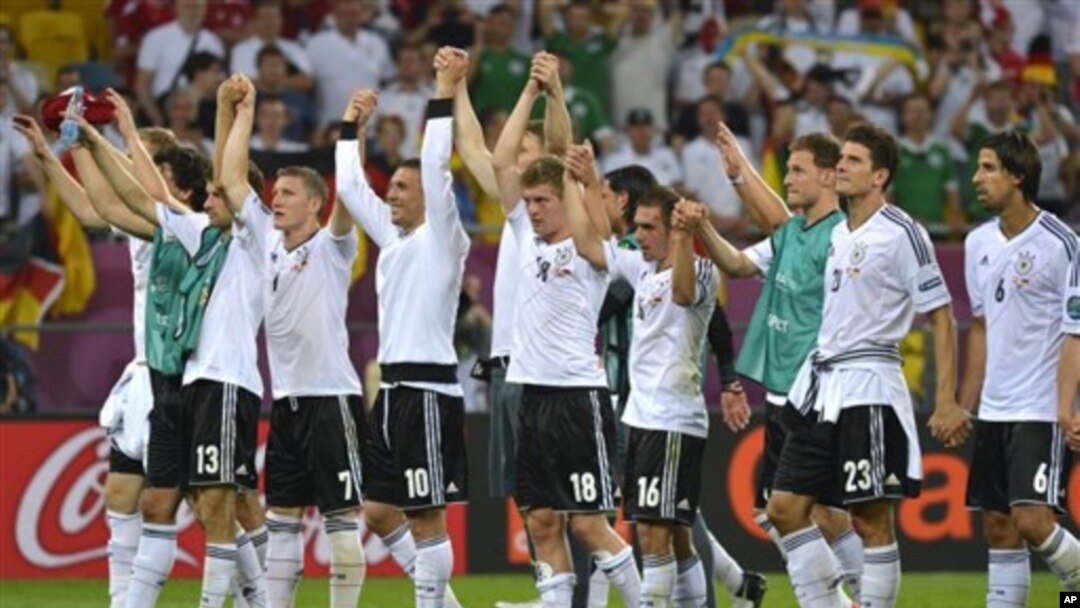 Baik pelatih Jerman Joachim Loew dan kiper Manuel Neuer menekankan kesabaran sebagai kunci keberhasilan mengatasi tim Yunani (foto 17/6).
