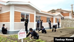 지난 26일 북한 군인과 주민들이 라선시 홍수 피해 지역에서 복구작업을 하고 있다고 조선중앙통신이 4일 보도했다.