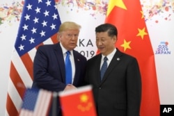 រូបឯកសារ៖ អតីតប្រធានាធិបតី​សហរដ្ឋអាមេរិក​លោក Donald Trump និង​ប្រធានាធិបតីចិនលោក Xi Jinping ចាប់ដៃគ្នាក្នុង​កិច្ច​ប្រជុំ​មូួយនៃអំឡុង​កិច្ចប្រជុំកំពូល G-20 នៅទីក្រុង Osaka ប្រទេសជប៉ុន កាលពីថ្ងៃទី២៩ ខែមិថុនា ឆ្នាំ២០១៩។