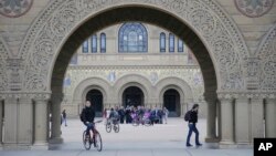 学生走过美国斯坦福大学的校园。（资料照片）