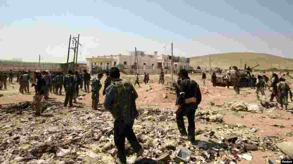 Free Syrian Army fighters deploy in Aleppo's town of Khanasir after seizing it, August 26, 2013. 