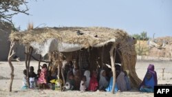 Des élèves nigériens suivent une leçon dans une école coranique de la ville de Bosso, dans le sud-est du pays, le 25 mai 2015.