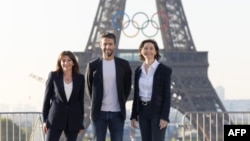 Dari kiri: Wali kota Paris Anne Hidalgo, Presiden Komite Penyelenggara Olimpiade 2024 Tony Estanguet dan Menteri Olahraga Prancis Amelie Oudea-Castera berpose di depan Menara Eiffel (foto: dok). 