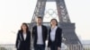 Organizadores de Juegos de París presentan los anillos olímpicos sobre la Torre Eiffel