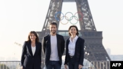 La alcaldesa de París, Anne Hidalgo, el presidente del Comité Organizador de los Juegos Olímpicos y Paralímpicos de París 2024 ,Tony Estanguet, y la ministra de Deportes y Juegos Olímpicos, Amelie Oudea-Castera (derecha), posan frente a la Torre Eiffel el 7 de junio de 2024.