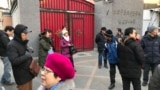 Para orang tua berkumpul di gerbang masuk Sekolah Dasar Afiliasi No. 1 Beijing dari Sekolah Normal Xuanwu setelah serangan di Beijing, China, Selasa, 8 Januari 2019. (Foto: AP)