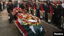 عثمان بلور وايي پلار يي سیمه کې د امن، مینې، محبت او تعلیم بیرغ پورته کړی وو او هغه او د هغه رور به دغه بیرغ پورته ساتي
