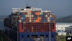 Un barco de carga pasa por las esclusas de Cocolí del Canal de Panamá en la Ciudad de Panamá, el viernes 21 de febrero de 2025.