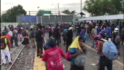 Caravana de migrantes pide ayuda para seguir viaje pese a negativa