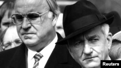 Cumhurbaşkanı Richard Von Weizsaecker (sağda) 1985 yılında Başbakan Helmut Kohl ile