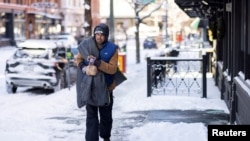 Beau Rickwire berjalan di pusat kota selama periode cuaca dingin di Denver, Colorado, AS 22 Desember 2022. Rickwire telah menjadi tunawisma selama lima tahun. (Foto: REUTERS/Alyson McClaran)