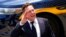 El director general de Tesla, Elon Musk, sale de un centro de justicia en Wilmington, Delaware, el martes 13 de julio de 2021.