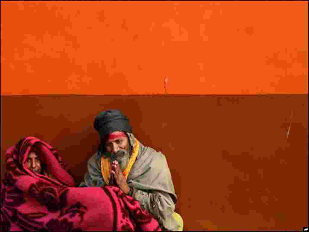 بھارت میں ہندو پجاری مندر کے باہر سخت سردی میں کمبل اوڑھ کر بیٹھے پوجا کررہے ہیں