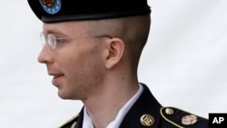 ພົນທະຫານ Bradley Manning ຖືກນໍາຕົວອອກຈາກຫ້ອງສານໃນຄ້າຍ Fort Meade, ລັດ Maryland ລຸນຫລັງໄດ້ຮັບຄໍາຕັດສິນ ໂດຍສານທະຫານໃນວັນທີ 30 ກໍລະກົດ 2013.