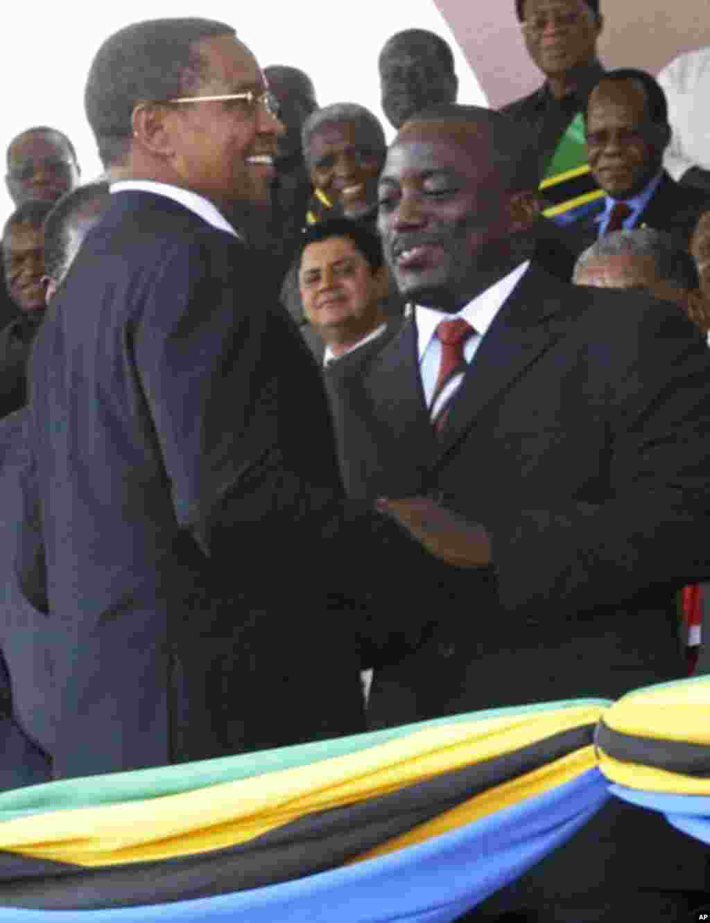 Rais Joseph Kabila wa DRC akimpongeza rais Kikwete baada ya kula kiapo