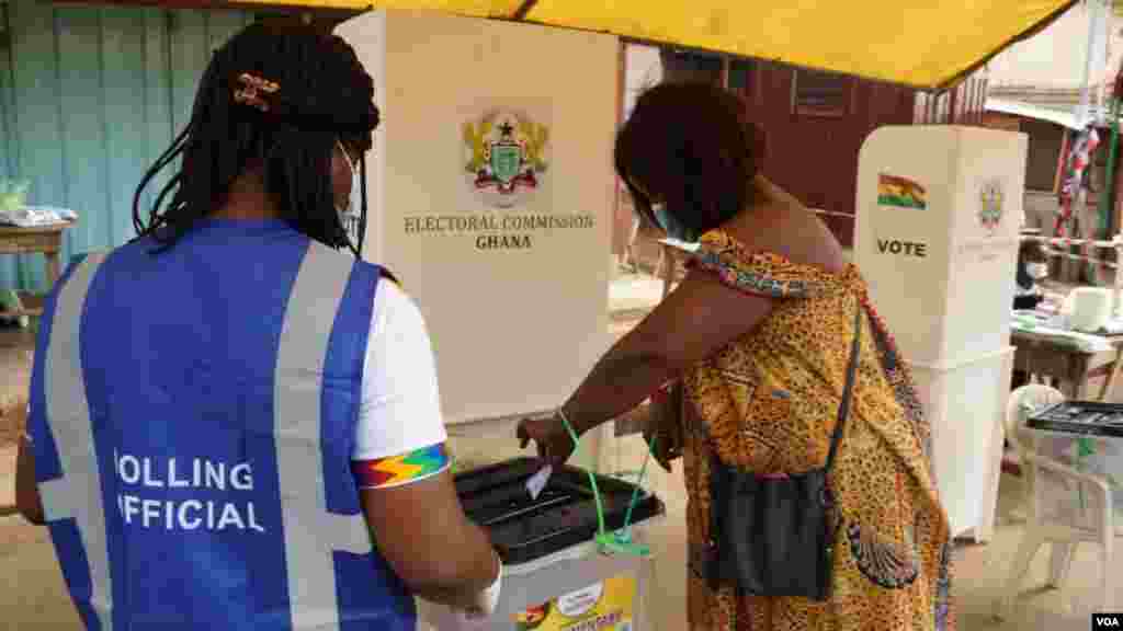 A woman casts her ballot on election day in Accra, Ghana, Dec. 7, 2020. (Photo: Peter Clottey, Isaah Ali / VOA)