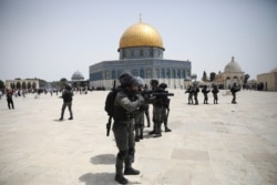 Polisi Israel mengusir warga Palestina dari alun-alun di depan Masjid Dome of the Rock di kompleks Masjid al-Aqsa di Yerusalem, 21 Mei 2021. (Foto: AP)