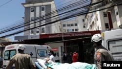 Seorang pasien dievakuasi saat kebakaran di rumah sakit Bonsucesso di Rio de Janeiro, Brazil, 27 Oktober 2020. (Foto: Reuters)