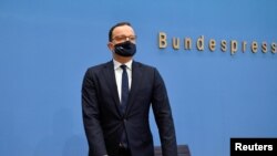 Menteri Kesehatan Jerman Jens Spahn mengenakan masker saat menghadiri konferensi pers di tengah pandemi virus corona (COVID-19) di Berlin, Jerman, 8 Oktober 2020.