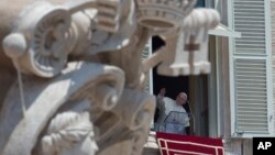 Durante el Angelus de este domingo 21 de julio en la plaza de San Pedro, el Papa se refirió sobre todo a su visita a Brasil y dejó su bendición a la multitud.