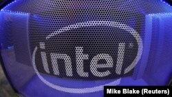 Logo Intel di sebuah komputer gaming yang dipamerkan di pameran peralatan gaming di Los Angeles, California, 11 Juni 2019. (Foto: Mike Blake/Reuters)