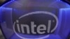 Logo Intel di sebuah komputer gaming yang dipamerkan di pameran peralatan gaming di Los Angeles, California, 11 Juni 2019. (Foto: Mike Blake/Reuters)