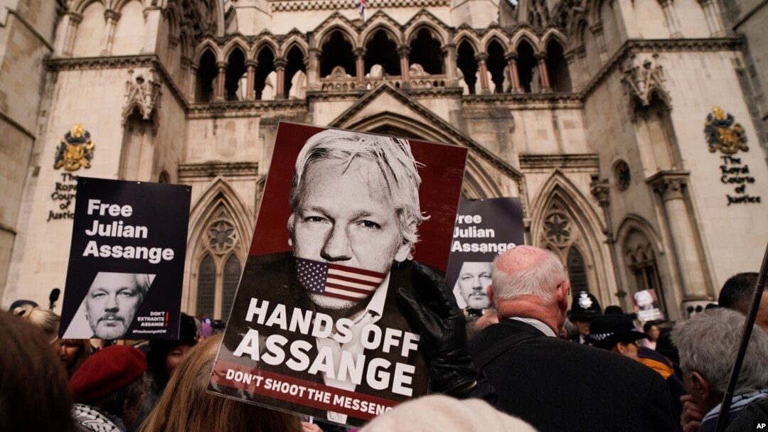 Demonstranti se okupljaju nakon što je Stella Assange, supruga osnivača Wikileaksa Juliana Assangea, govorila ispred Kraljevskog suda pravde u Londonu 26. marta 2024. 