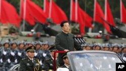 胡錦濤6月29日在香港軍營裡閱兵