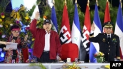 El presidente de Nicaragua, Daniel Ortega (centro), su esposa, la vicepresidenta Rosario Murillo (i), y el comandante de la policía, Francisco Javier Díaz Madriz, durante su ceremonia de juramento en Managua el 26 de febrero de 2025. AP