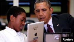 El presidente Barack Obama ve una habla con un estudiante mientras ve su iPad proporcionada por la escuela.