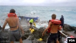 Tim SAR berusaha mencari korban selamat dari kapal para pencari suaka yang mengalami kecelakaan di Pulau Christmas, Kamis.