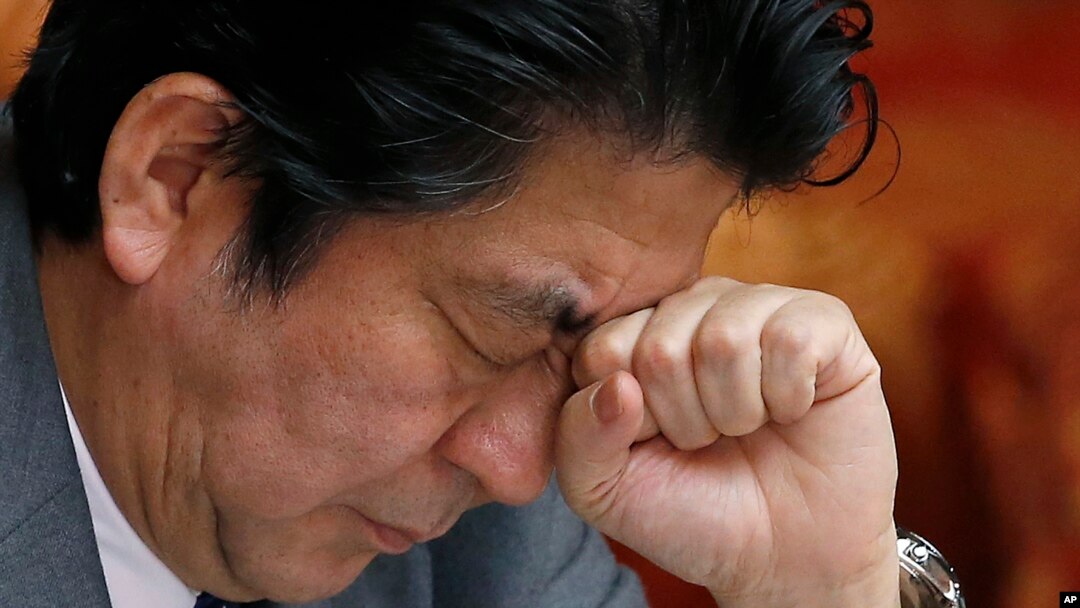 PM Jepang Shinzo Abe saat memberikan keterangan di depan anggota parlemen di Tokyo, Rabu 28/1 (foto: dok).