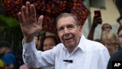 ARCHIVO - El candidato presidencial opositor venezolano, Edmundo González, saluda a sus partidarios durante un acto político en una plaza del municipio Hatillo de Caracas, Venezuela, el 19 de junio de 2024. El domingo 8 de septiembre llegó a España tras solicitar asilo político.