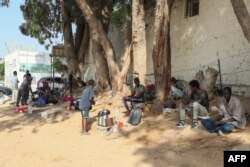 Pengungsi dari Sudan yang dilanda perang mengadakan aksi duduk mencari dukungan di depan kantor Komisaris Tinggi PBB untuk Pengungsi (UNHCR) di Tripoli, 15 Juli 2023. (Mahmud Turkia / AFP)