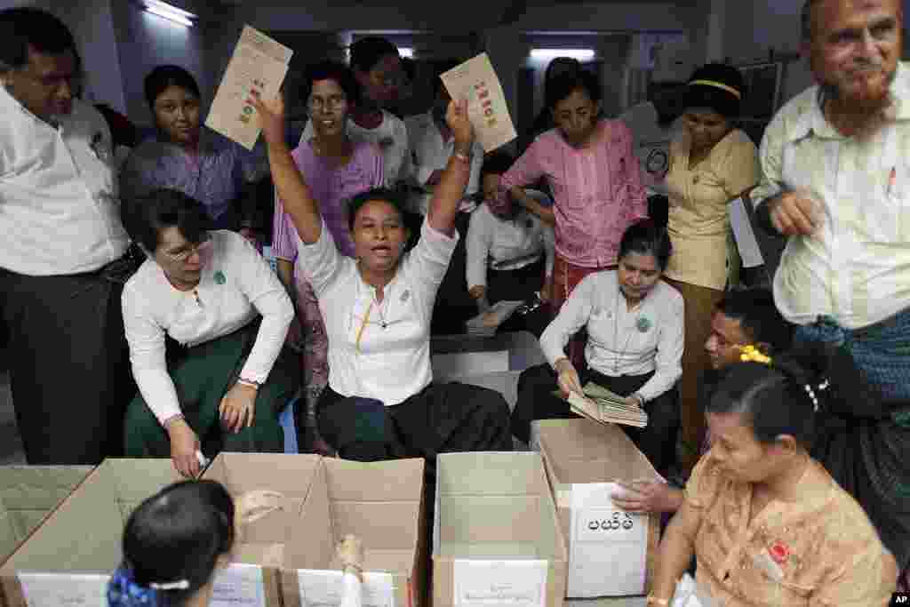 4月1日在仰光点票时，选举官员高举昂山素季获得的选票