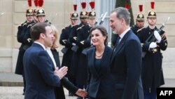 Ratu Letizia dari Spanyol (kedua dari kanan) dan Raja Felipe VI dari Spanyol (kanan) disambut oleh istri Presiden Prancis Brigitte Macron dan Presiden Prancis Emmanuel Macron sebelum makan siang di Istana Kepresidenan Elysee di Paris, 11 Maret 2020. (Foto: AFP/Ludovic Marin)