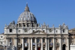 Basilika Santo Petrus saat upacara kanonisasi di Lapangan Santo Petrus di Vatikan, Minggu, 14 Oktober 2018. (Foto: AP)