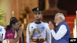나렌드라 모디(오른쪽) 인도 총리가 9일 총리 취임식에서 드라우파디 무르무 대통령의 축하를 받고 있다. (자료사진)