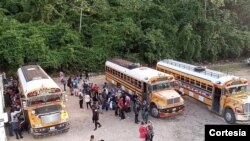 Imagen de los traslados desde El Ceibo, en la frontera con México, a unos 550 km de la capital de Guatemala. [Foto cortesía de CONAMIGUA].