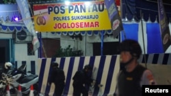 Polisi memeriksa lokasi ledakan bom di dekat pos polisi di Sukoharjo, Jawa Tengah, Selasa, 4 Juni 2019. (Foto: Aloysius Jarot/ Antara Foto via Reuters)