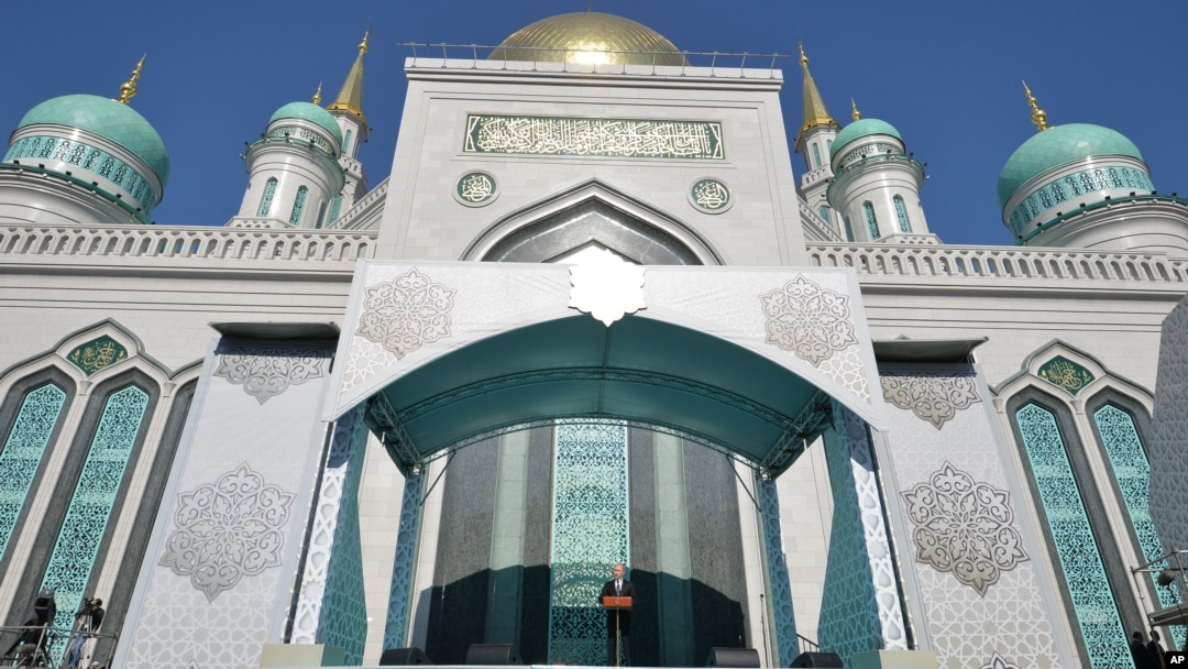 Presiden Rusia Vladimir Putin memberikan pidato pada peresmian masjid Moskow yang baru, Rabu (23/9).