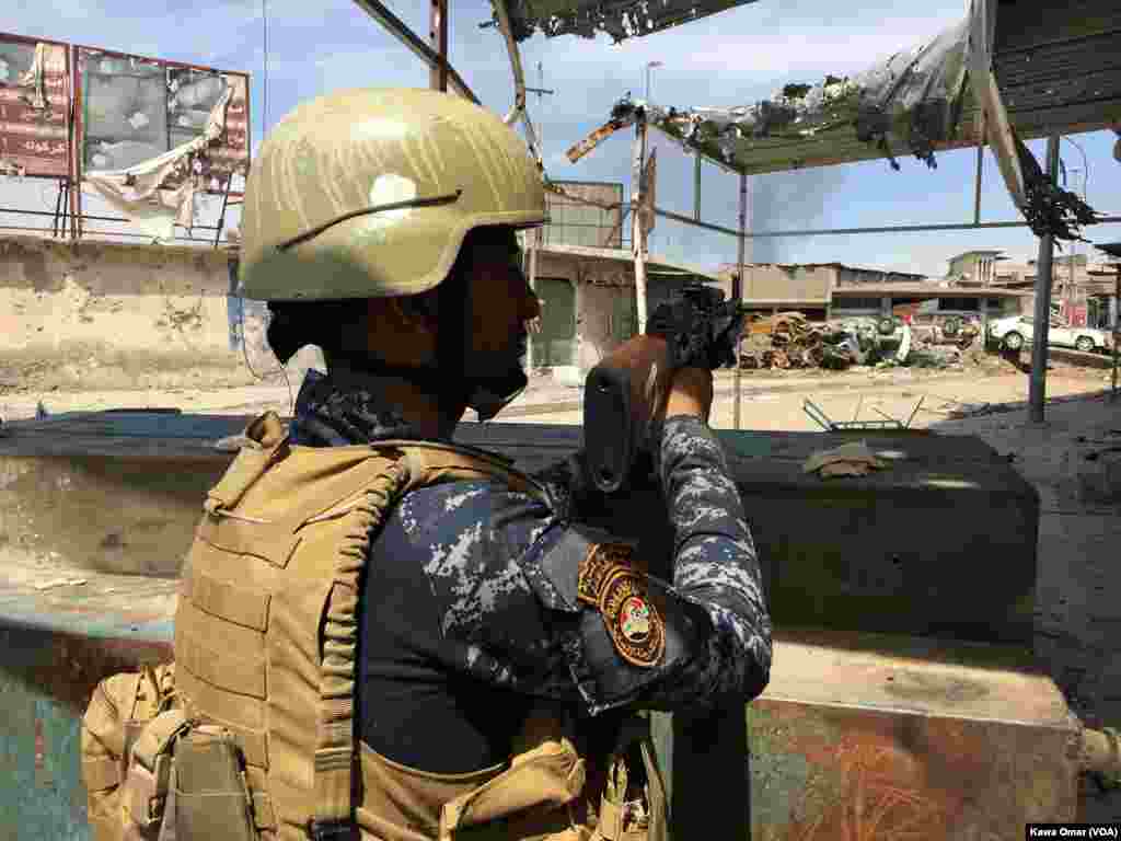 یکی از نیروهای پولیس ملی عراق در حال پیره در محله باب البث شهر موصل عراق.